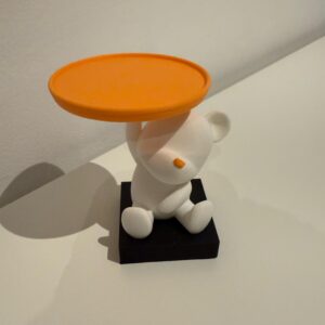 Decoratieve beer met schotel
