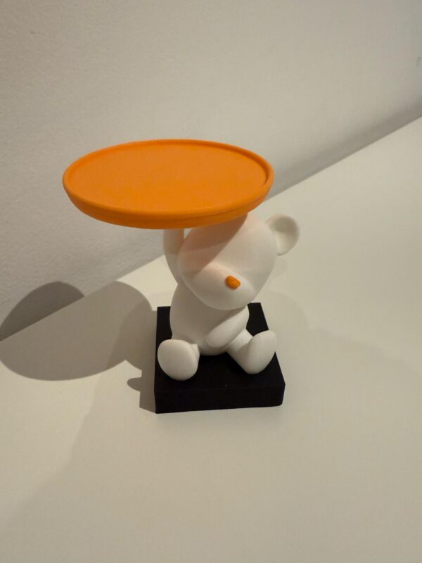 Decoratieve beer met schotel