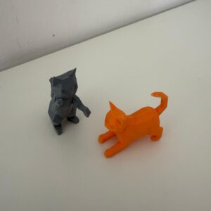 Set van 2 spelende katten