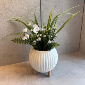 Bloempot op pootjes – wit met ribbels en matte voet