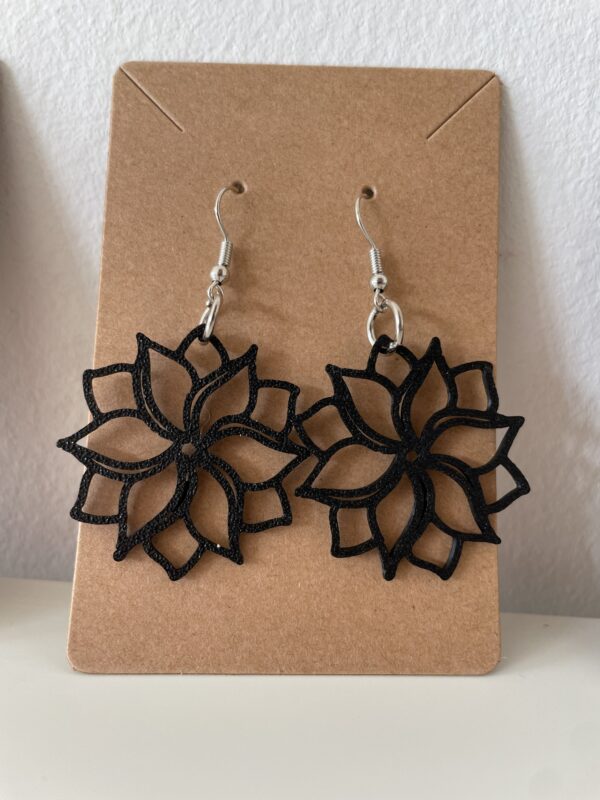 🖤 Bloom in Black – Bloemvormige 3D-geprinte oorbellen - Afbeelding 3