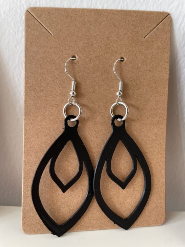 🖤 Graphic Grace – Zwarte geometrische oorbellen - Afbeelding 4