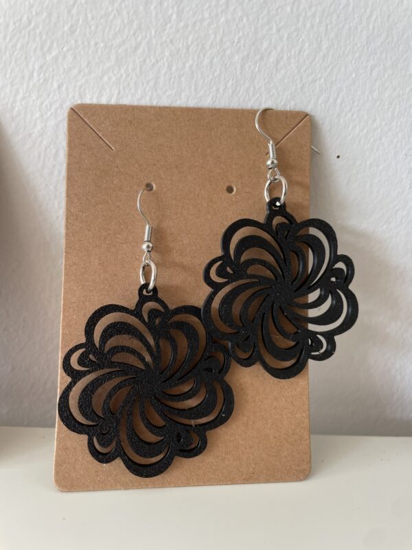 🖤 Bloom in Black – Bloemvormige 3D-geprinte oorbellen - Afbeelding 4