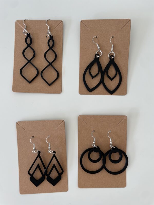 🖤 Graphic Grace – Zwarte geometrische oorbellen
