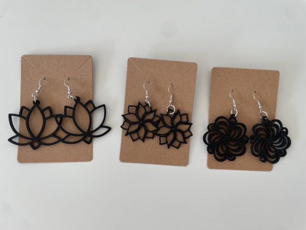🖤 Bloom in Black – Bloemvormige 3D-geprinte oorbellen