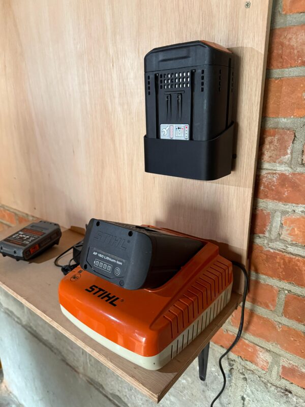 Wandhouder voor Stihl AP-batterijen – zwart, geschikt voor AP100 / AP200 / AP300 / AP300S / AP500S - Afbeelding 2